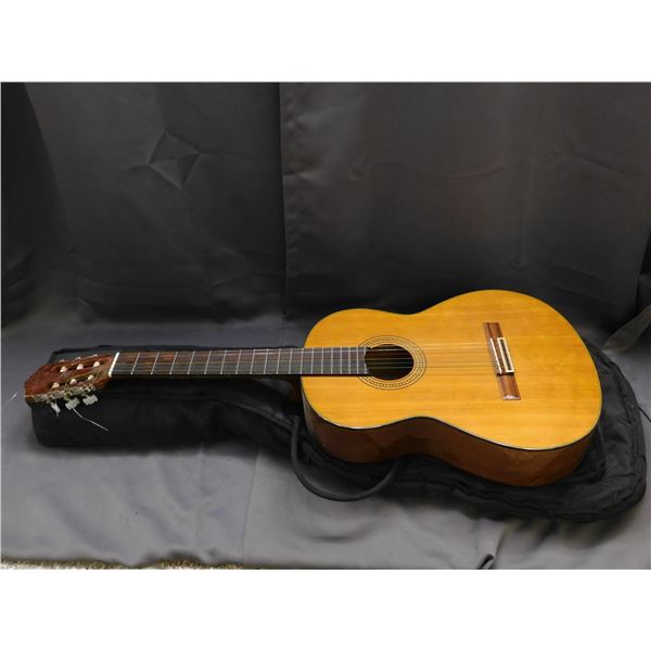 Yamaha CG 131S Guitar w Carry Case Bag