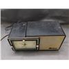 Image 3 : Vintage Bulova Model D100 Tube Alarm Clock Radio