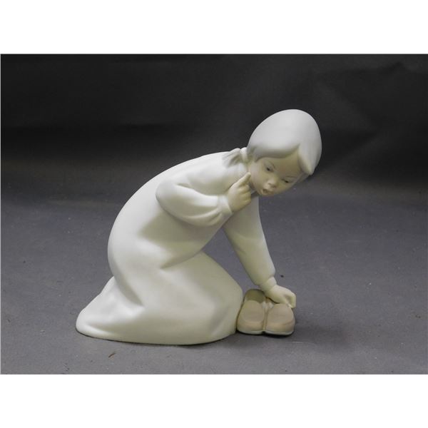 Lladro Little Girl with Slippers 4523