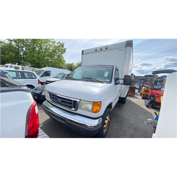 2005 FORD E350 SUPERDUTY, 2DR BOX TRUCK, WHITE, VIN 1FDWE35L25HA24675