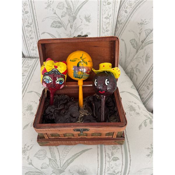 maracas in lidded box