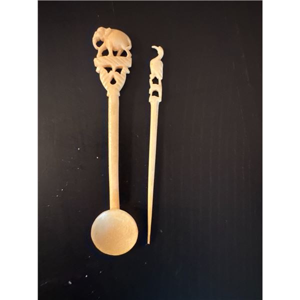 Curved salt spoon and pick