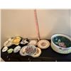 Image 1 : Serving bowls, collectible plates, etc.