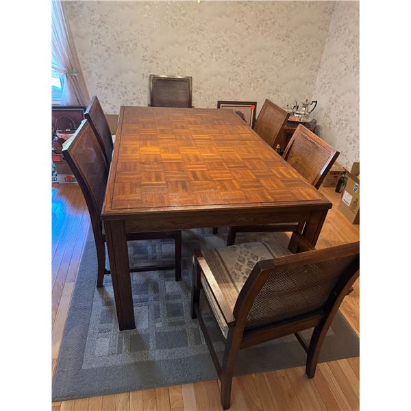 Table and chairs with two leaf chairs need repair pictured with the two leaves in it