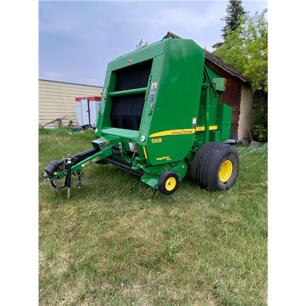 GROUP LOT 2013 JD 568 Round Baler, net and twine wrap, 6444 Bales SN.1E00568XVCC388641, shedded