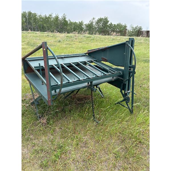 Green tipping table