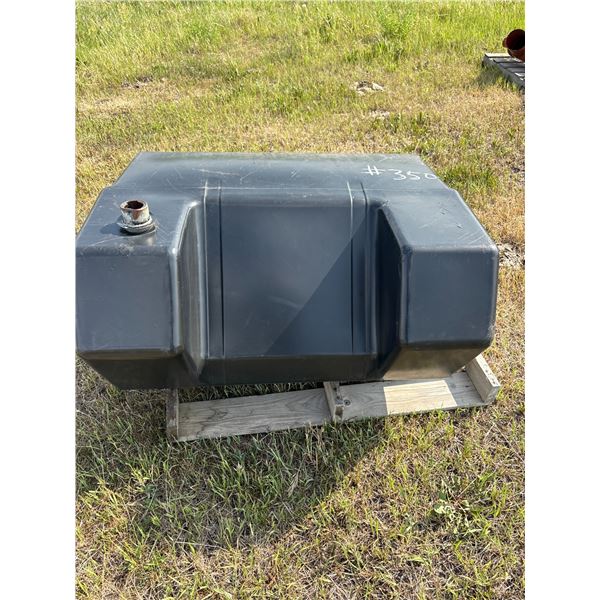 Plastic fuel tank