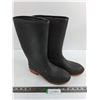 Image 1 : Rubber Boots Size 8 - Made in Canada