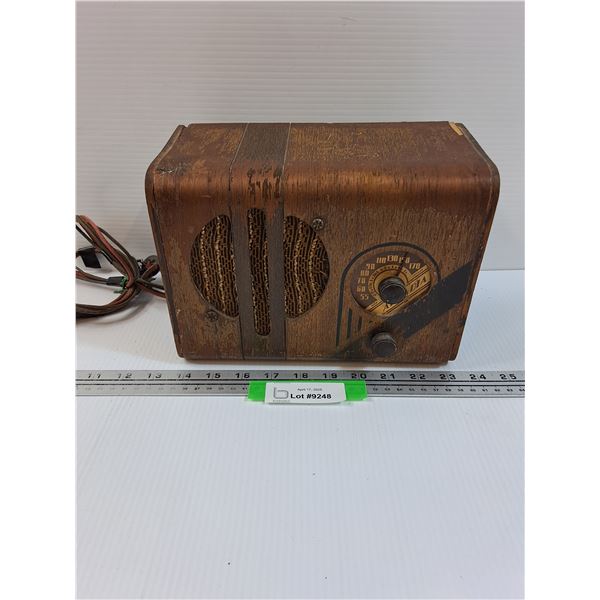 Arcadia Vintage Dominion Radio - 10" x 5" x 7"