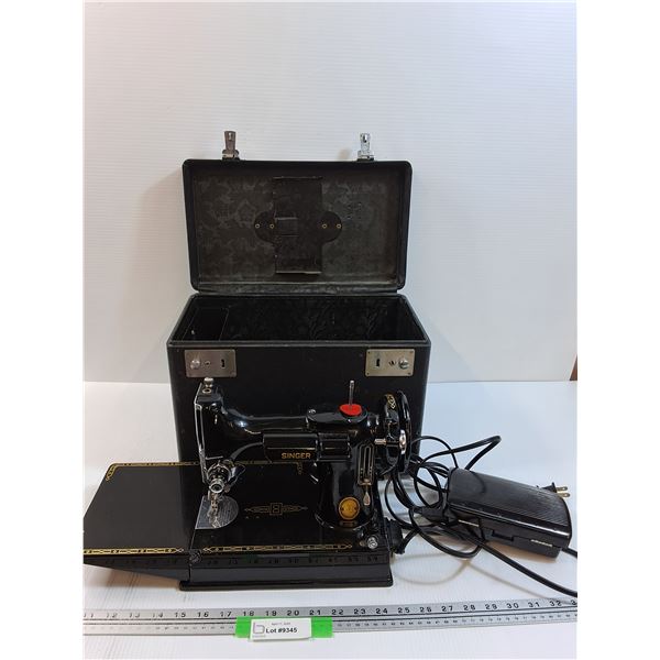 Singer Portable Featherweight Sewing Machine w/Carrying Case - Consigner States Works - Model 221K