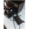 Image 3 : Singer Portable Featherweight Sewing Machine w/Carrying Case - Consigner States Works - Model 221K