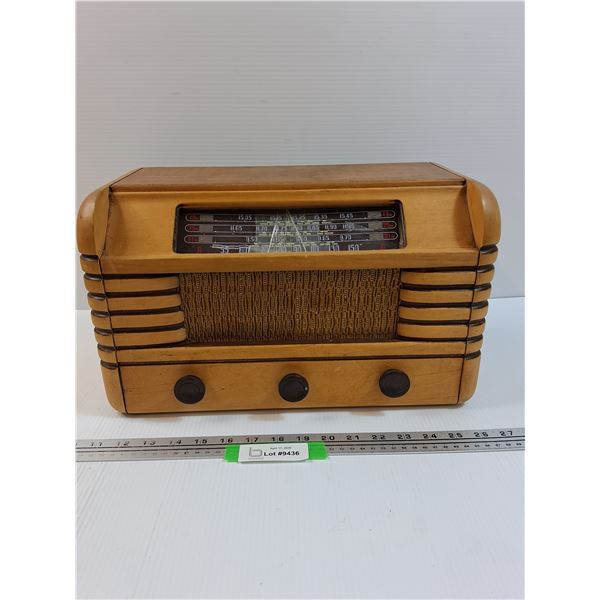 RCA Victor Vintage Radio, Powers On, Some Wear - 8" x 9" x 16"