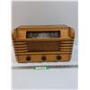 Image 1 : RCA Victor Vintage Radio, Powers On, Some Wear - 8" x 9" x 16"
