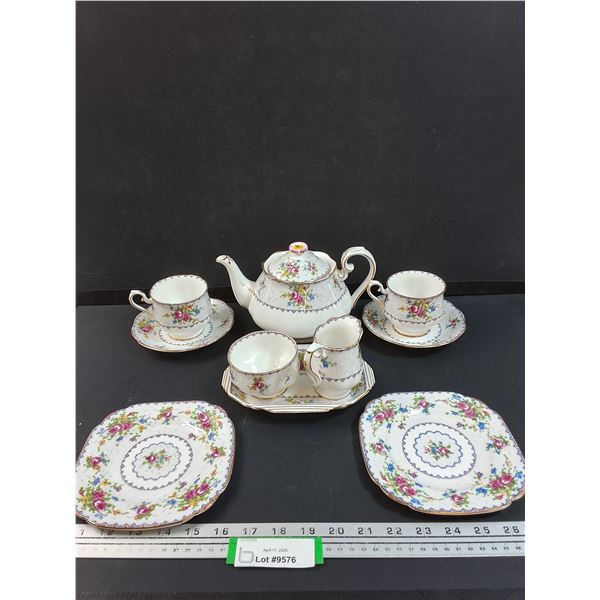 Royal Albert Petit Point Pattern Set: Teapot, (2) Tea Cup & Saucer Set, Creamer & Sugar Bowl Set w/P