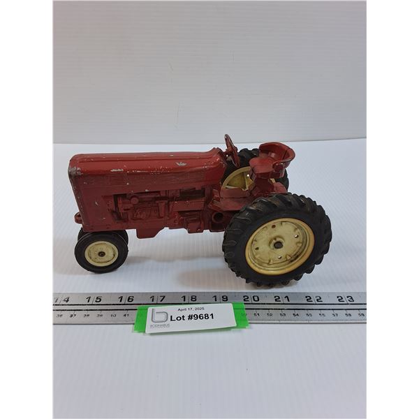 International Die Cast Tractor Model - 1:16 Model Scale