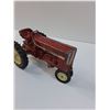 Image 2 : International Tractor Die Cast Model - 1:16 Model Scale