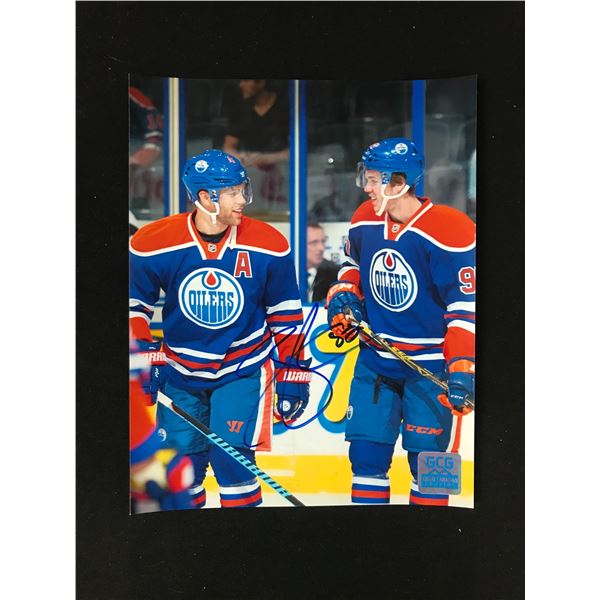 CONNOR MCDAVID SIGNED 8 X 10 (GCG HOLO)