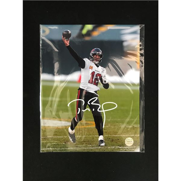 TOM BRADY SIGNED TAMPA BAY BUCCANEERS 8X10 PHOTO (ELITE AUTHENTATION COA)