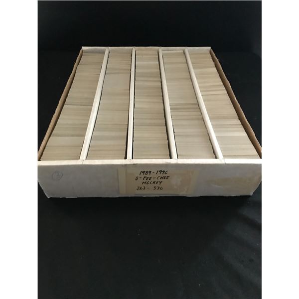 LARGE LOT OF VINTAGE SPORTS CARDS
