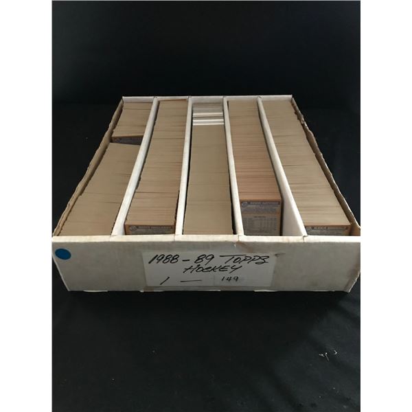 LARGE LOT OF VINTAGE SPORTS CARDS