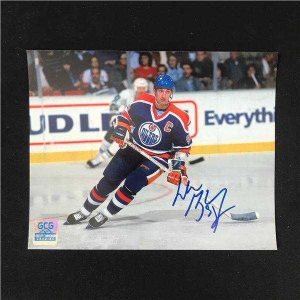 WAYNE GRETZKY SIGNED 8X10 PHOTO (GCG COA)