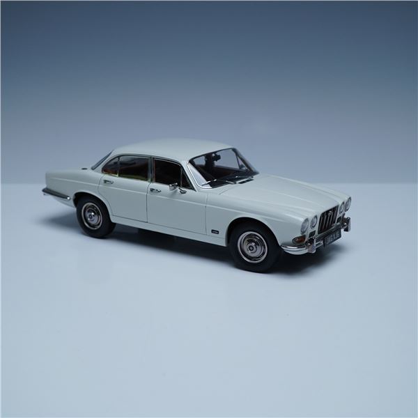 Jaguar XJ6 Series 1 Model Car 1:18 Scale