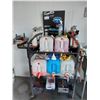 Image 1 : SUPPORT EN MÉTAL AVEC PRODUITS D'ESTHÉTIQUE AUTO ASSORTIS