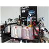 Image 2 : SUPPORT EN MÉTAL AVEC PRODUITS D'ESTHÉTIQUE AUTO ASSORTIS