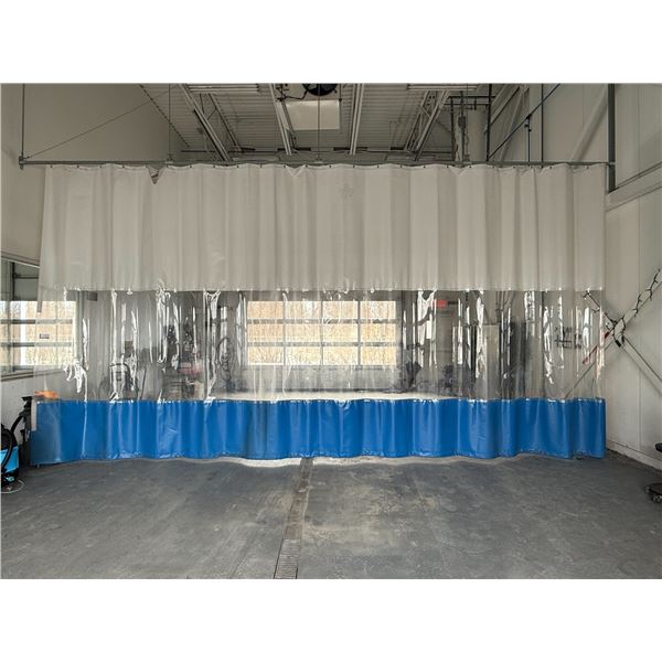 RIDEAU DE PLASTIQUE POUR SALLE D'ESTHÉTIQUE 24" X12" A/ RAIL (COMME NEUF)