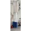 Image 2 : RIDEAU DE PLASTIQUE POUR SALLE D'ESTHÉTIQUE 24" X12" A/ RAIL (COMME NEUF)
