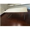 Image 2 : TABLE AVEC DESSUS EN VERRE 78-3/5" X 39-1/4" X 29", HAUTEUR AJUSTABLE