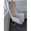 Image 2 : FAUTEUIL DE BUREAU EN CUIR BLANC (BESOINS DE NETTOYAGE)