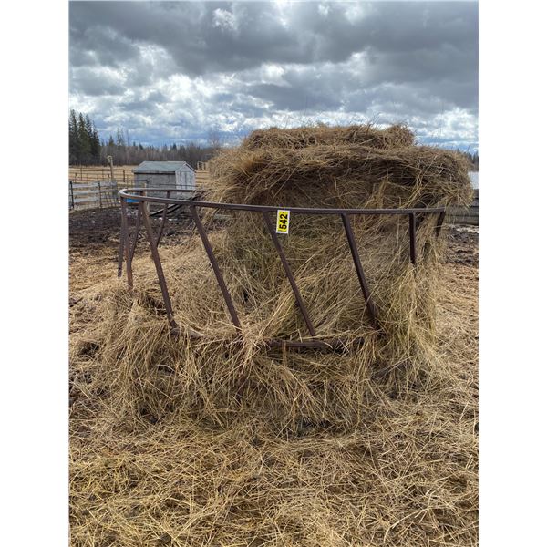 Round bale feeder