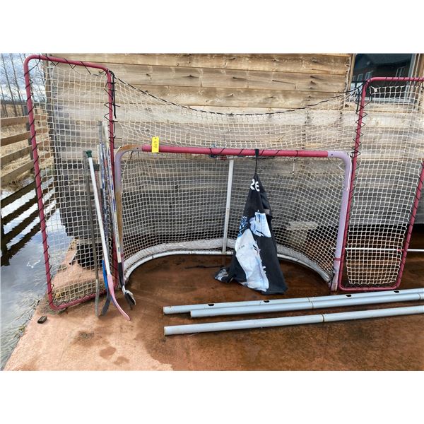 Hockey net c/w approx. 5- hockey sticks