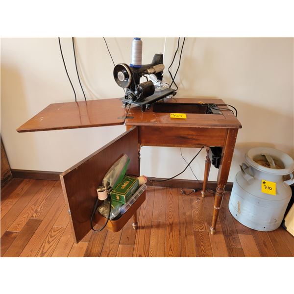 (In house) Singer sewing machine c/w accessories