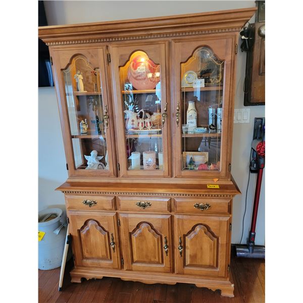 China cabinet, Very nice condition