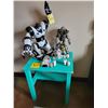 Image 1 : 2- Plastic robot toys, metal art predator & small table
