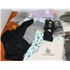 Image 2 : VÊTEMENTS FEMMES ASSORTIS (PULLS, ROBES, PANTALONS, CHEMISES)