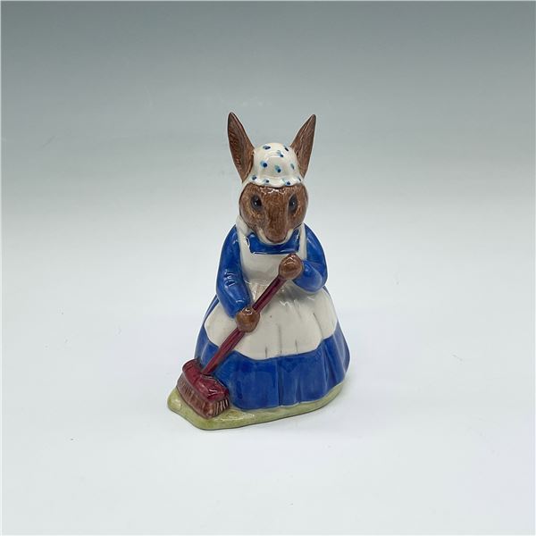 Royal Doulton Bunnykins Figurine, Mrs. Bunnykin Clean DB6