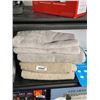 Image 1 : Lot of Assorted Beige and Grey Towels
