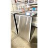 Image 2 : SUMMIT FF195-IF STAINLESS SOLID DOOR LOCKING BEVERAGE COOLER WITH KEY