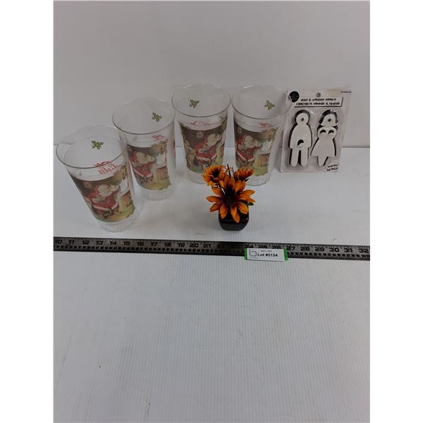 Set of 4 Plastic Coca-Cola "Santa Claus Themed" Drink Glasses, Flower Decor, Man & Woman Hooks (NIB)