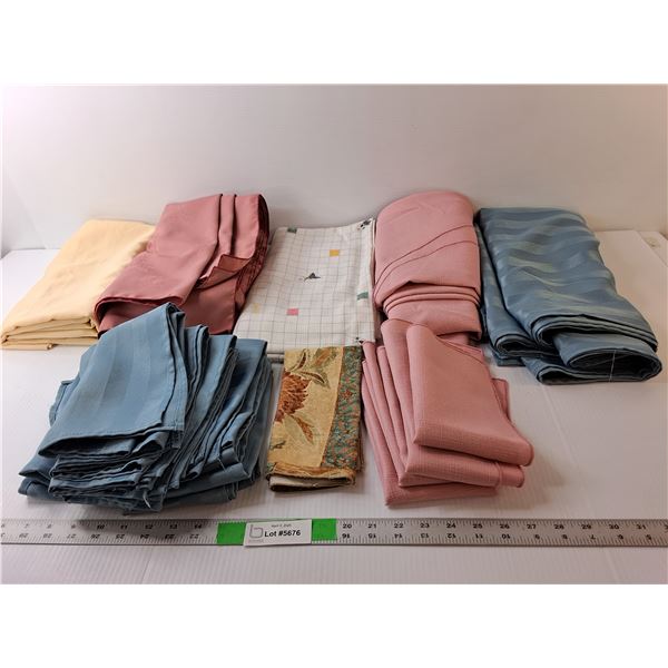 (18) Napkins, (5) Tablecloths- Varying Sizes