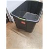 Image 4 : *Plastic Tote and Rubbermaid Roughneck Container with Lid
