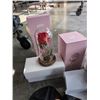 Image 3 : 2 ROSES/ARTIFICIAL FLOWER IN DISPLAY CASE WITH 15 BABY GENDER REVEAL KITS