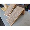 Image 2 : PAIR OF CAT RAMPS AND SCRATCHING POST