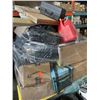 Image 1 : PALLET OF AUTOMOTIVE AND HOUSEHOLD MISC ITEMS