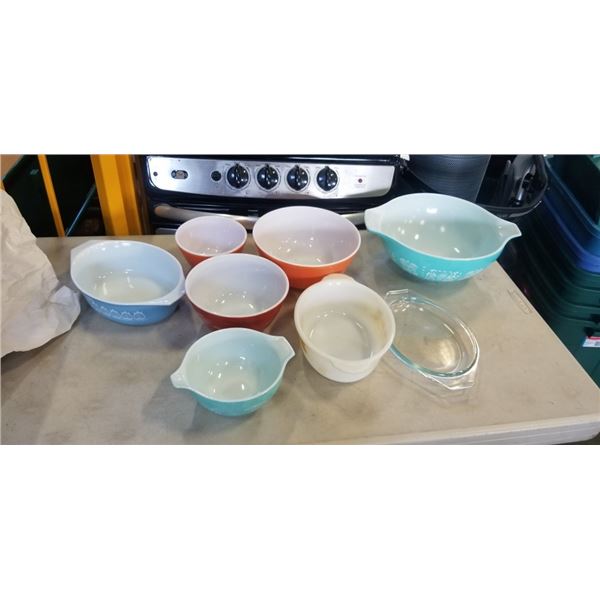 BOX OF PYREX DISHES