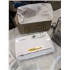 Image 8 : CALMDO BREAD MAKER AND VACUUM SEALER WORKING