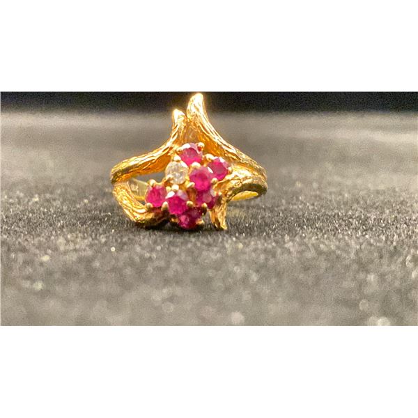 18K LADIES RING SET WITH RUBIES AND DIAMONDS (0.05CT, 6.5G)